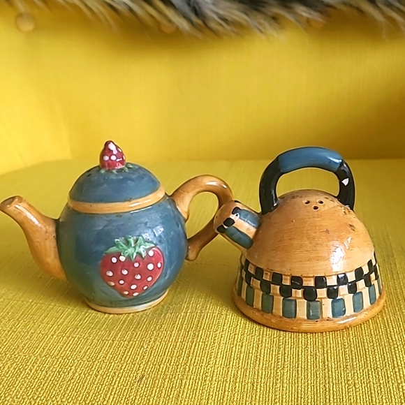 SALT AND PEPPER SHAKERS, SET OF 4, 2 WITH TRAY. - Picture 4 of 5